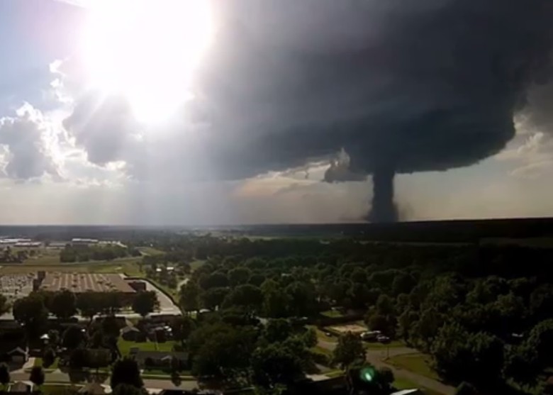 龙卷风暴形成时,镇上仍晴空万里。