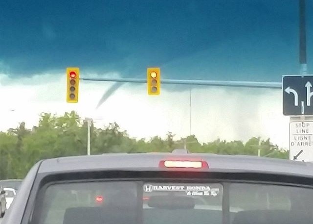 有人从车上拍到龙卷风呼啸而过