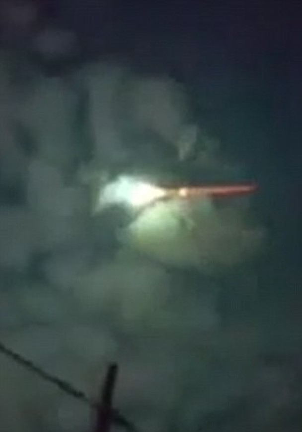 阿根廷火流星划破苍穹 呈极亮绿光兼橙色尾迹