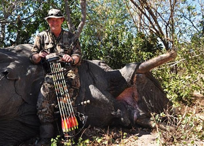 塞斯基与猎物大象合照留念