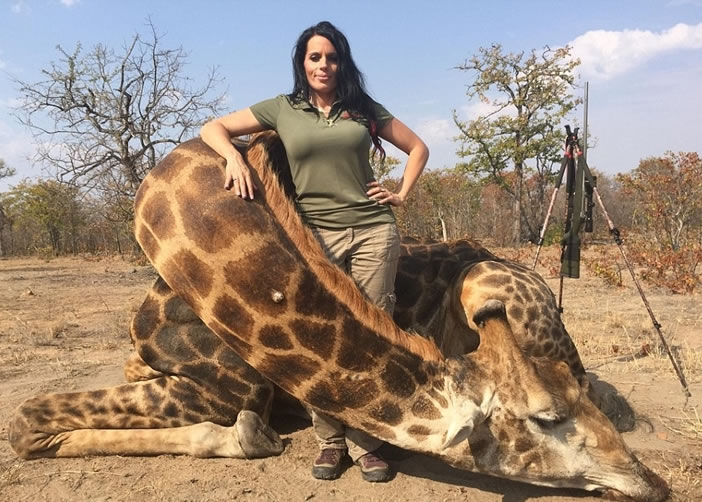 美国女猎人无视反对声 放南非猎杀照挑衅网民