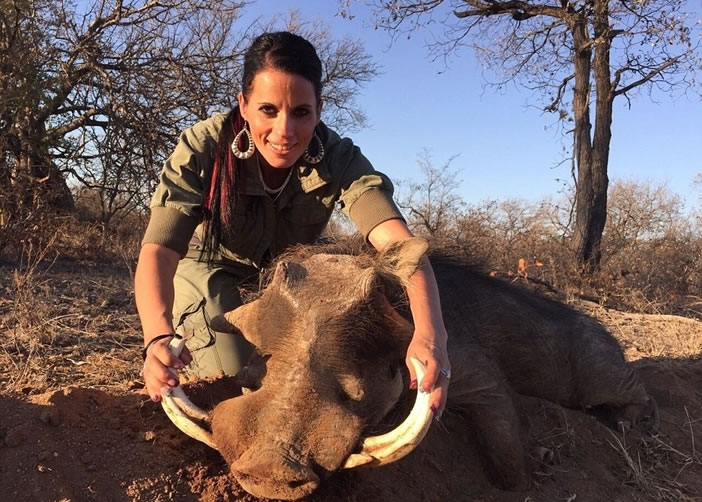 美国女猎人无视反对声 放南非猎杀照挑衅网民