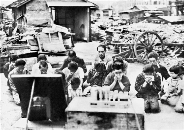 当时听到日皇广播后,有民众低头垂泪。