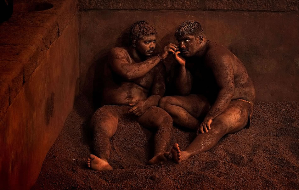 在印度传统泥地摔跤(Kushti)活动中,摔跤手只穿着缠腰带进入土坑,里面混合有盐巴、柠檬以及酥油。在比赛结束后,摔跤手们会靠在土坑壁上休息,用泥土覆盖头部和身