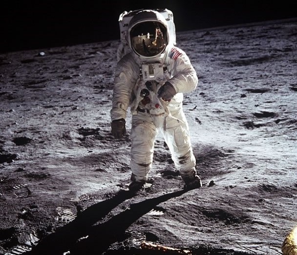 1969年人类成功登月,写下人类历史新一页。