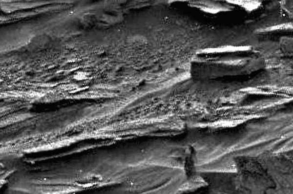 UFO网站《UFO Sightings Daily》:NASA火星照片现疑似长发露胸女外星人