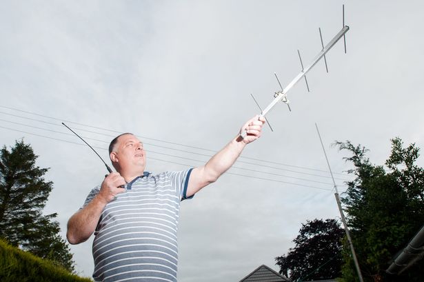 Ӣ��С��Adrian Lane���ԼҺ�Ժ�漣���ͨ���ʿռ�վ(ISS)�绰