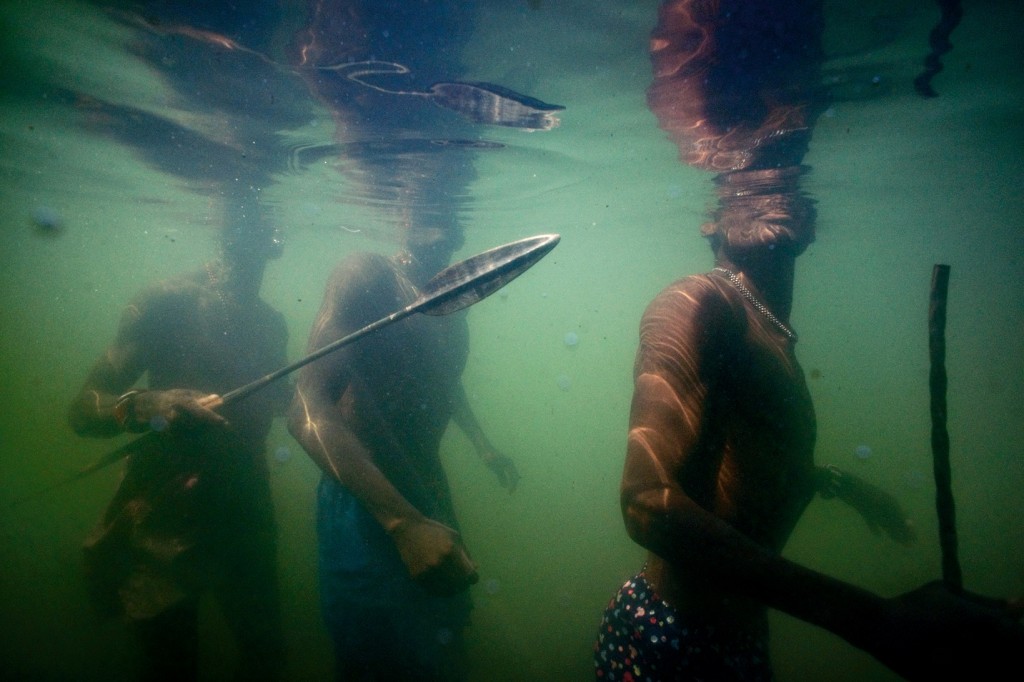 艾尔莫罗族的部落男子带着鱼叉与耐心,沿着图尔卡纳湖东岸用传统方法捕鱼。 Photograph by Randy Olson