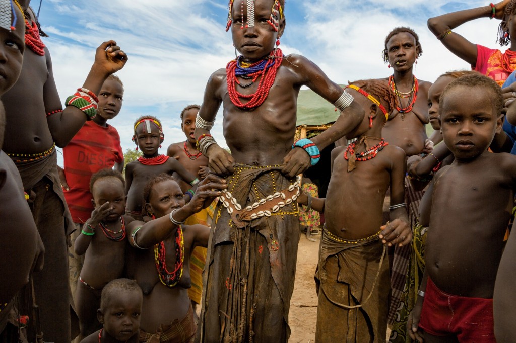 准备参加相亲大会的达萨纳奇族女孩海瑞克.歌吉.阿拉波在母亲帮她打扮时,露出坚定的神情。男性会在相亲大会上向心仪的女子求婚。 Photograph by Rand