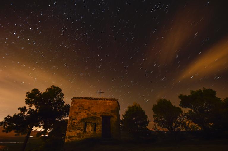 英仙座流星雨在每年的8月12及13日达到高峰,因为这时地球正好通过一颗彗星的残骸区。在这张长曝照片中拖曳出星轨的英仙座流星雨有时被称为「圣罗伦斯的眼泪」,因为圣