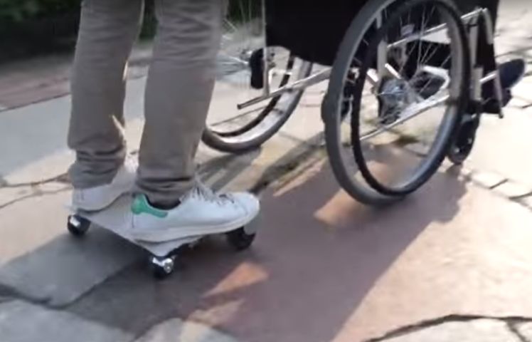 乘客还可以推动轮椅