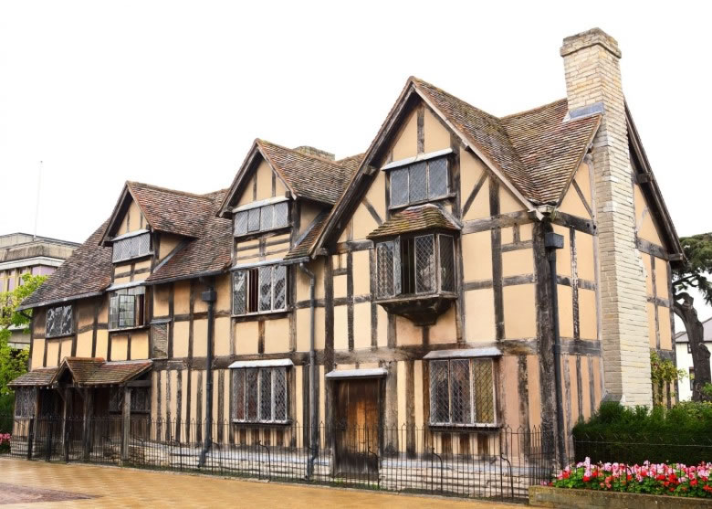 ��ɯʿ����λ��˹�����ظ��µĹʾӣ�ͼ����԰�����ֵ��̶���Ƭ��΢�����顣