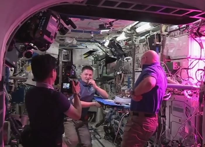 太空人也把握机会,吃“太空生菜”时拍照留念。