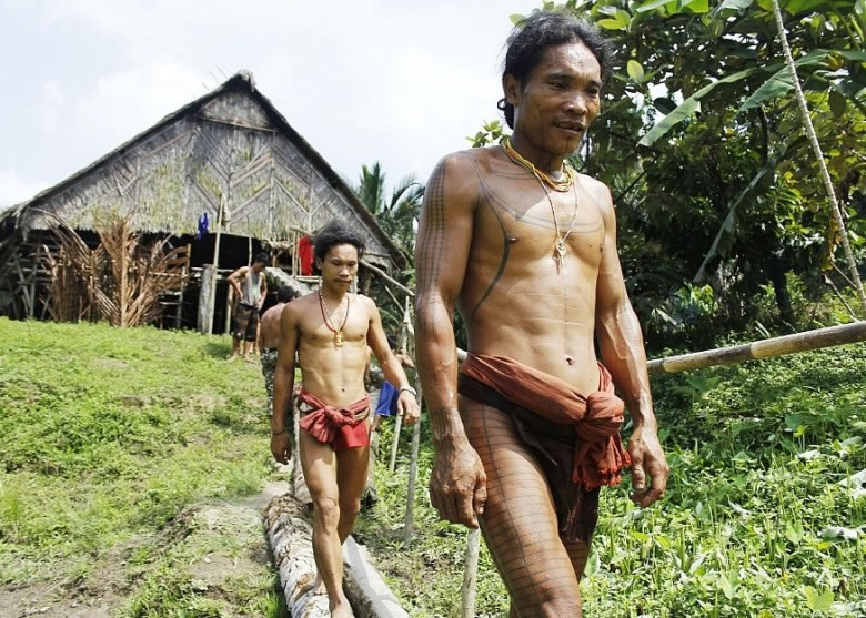 族人身上纹有独特纹身