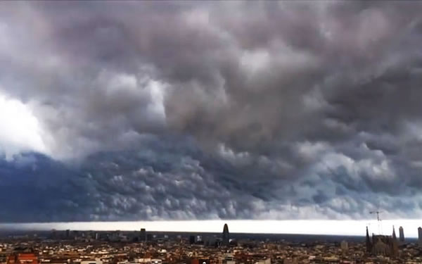 西班牙巴塞罗那暴雨前夕天空出现壮观滩云