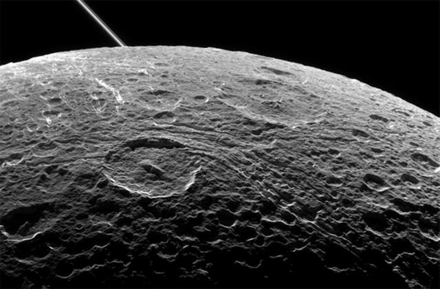 如图所示,2015年6月16日卡西尼探测器近距离掠过土卫四时拍摄的照片,左上角是土星环结构。