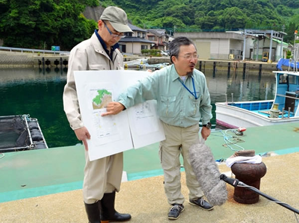日本琉球大学教授池田荣史(右)说明调查情况