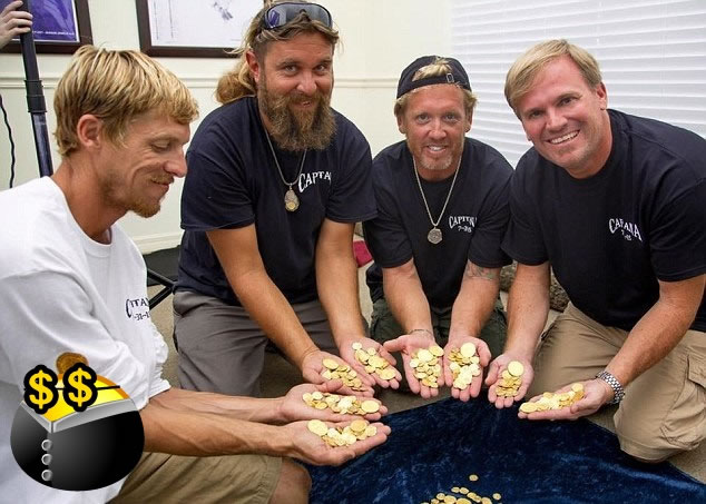 布里斯本(右)与队友展示发现的金币。