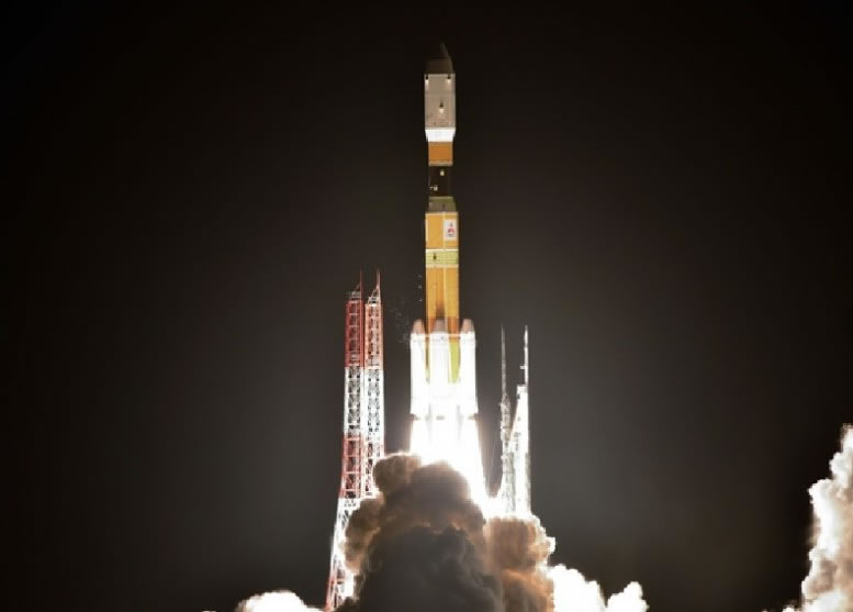 “H2B”5号机火箭,搭载“白鹳”5号机无人太空船升空。