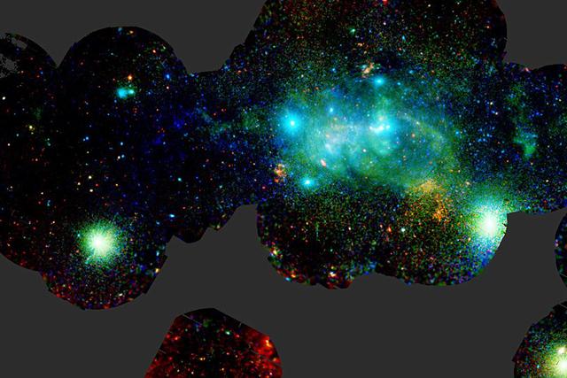 恒星群释放出强大的X射线,创造出巨大的气体柱、尘埃和等离子体流等