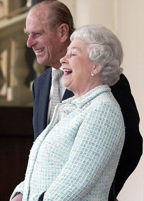 英女王(前)将于9月9日成为英国在位时间最长的君主