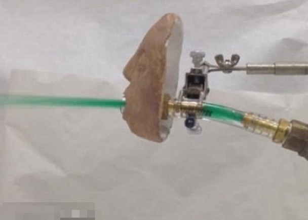 呕吐机器人喷出绿色“呕吐物”,看来有点恶心。