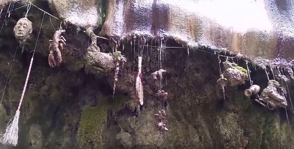 英国北约克郡古井存在神秘力量 任何物体碰到井水都变成石头