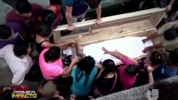 家属破墓救出少女,但将她送医后仍回天乏术。