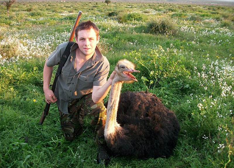 怀特曼展示他猎杀的鸵鸟