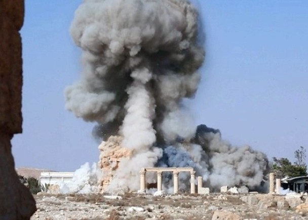 神庙冒出浓浓黑烟