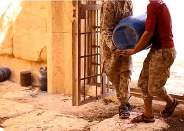 IS分子将多个炸药筒运入庙中