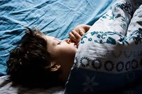 睡眠不足的儿童容易肥胖 原因是睡眠不足会更想吃东西