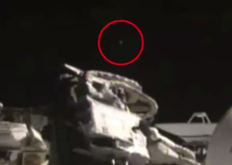 有网民在NASA直播片段中,发现国际太空站附近有一个光点(红圈)紧随着飞行。