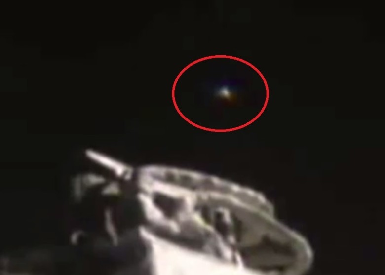 网民怀疑此光点(红圈)是UFO