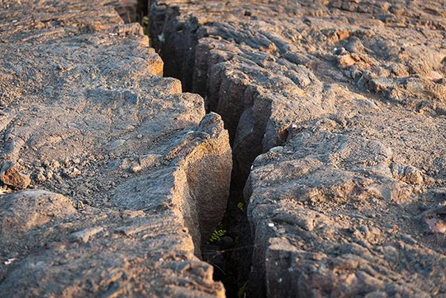韩国科研人员在韩国东部的一座洞穴中连续监测了13个月,在2011年2月,科学家发现一次不寻常的峰值,而下个月日本就发生了里氏9.0级大地震