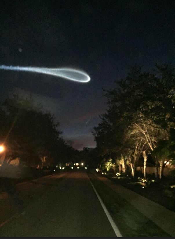 美国东岸清晨夜空出现神秘异象 原来是擎天神五号运载火箭发射