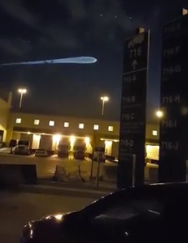 美国东岸清晨夜空出现神秘异象 原来是擎天神五号运载火箭发射