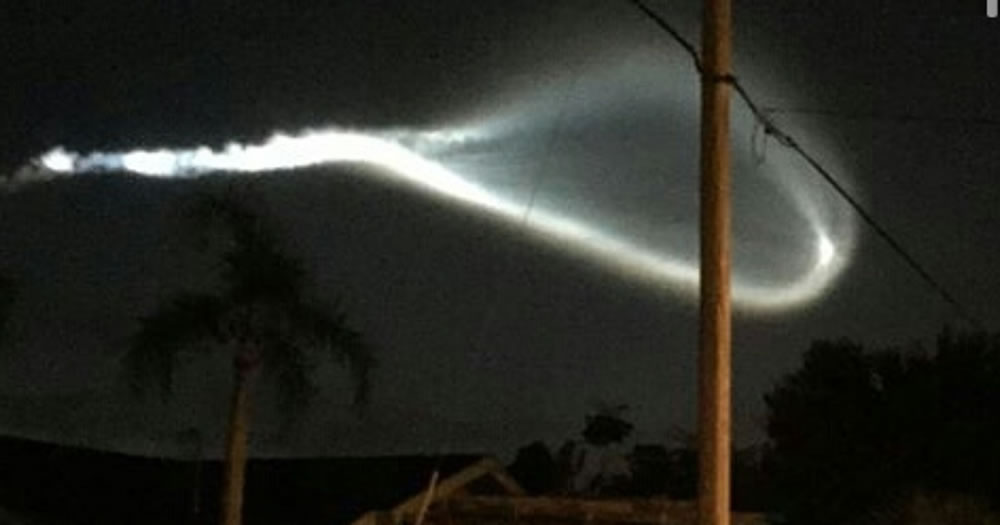 美国东岸清晨夜空出现神秘异象 原来是擎天神五号运载火箭发射