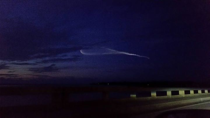 美国东岸清晨夜空出现神秘异象 原来是擎天神五号运载火箭发射