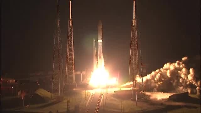 美国东岸清晨夜空出现神秘异象 原来是擎天神五号运载火箭发射