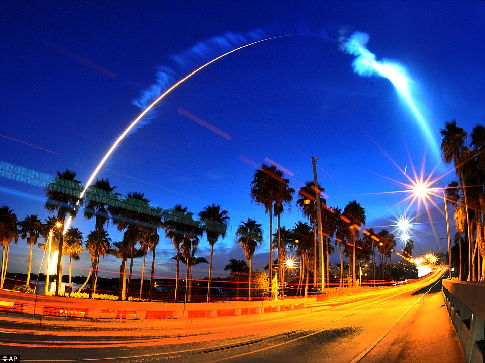 巨大UFO现身美国佛州夜空?阿特拉斯-5型运载火箭发射