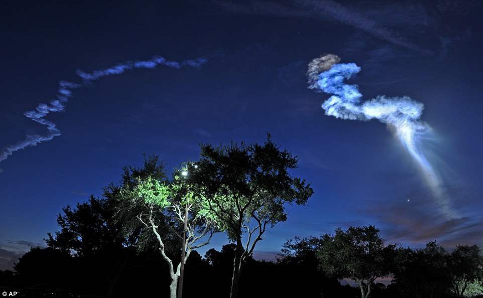 巨大UFO现身美国佛州夜空?阿特拉斯-5型运载火箭发射