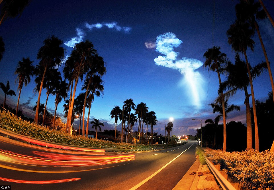 巨大UFO现身美国佛州夜空?阿特拉斯-5型运载火箭发射