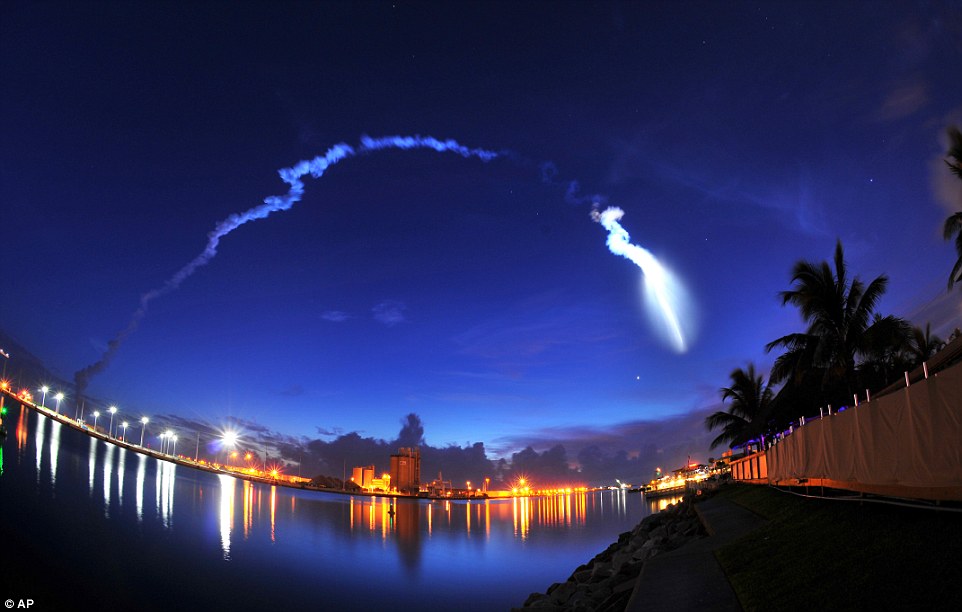 巨大UFO现身美国佛州夜空?阿特拉斯-5型运载火箭发射