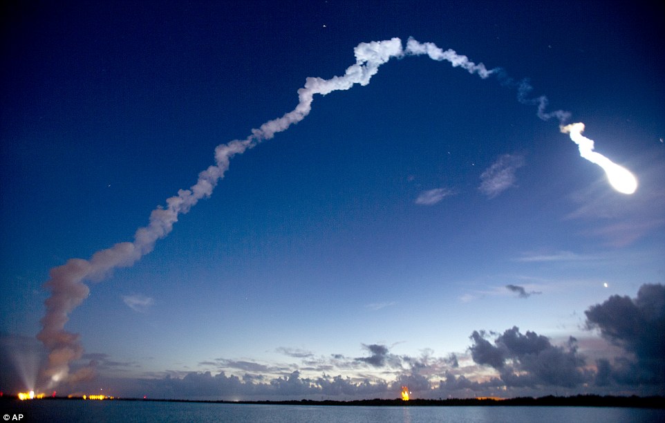 巨大UFO现身美国佛州夜空?阿特拉斯-5型运载火箭发射