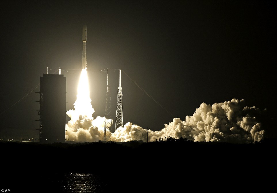 巨大UFO现身美国佛州夜空?阿特拉斯-5型运载火箭发射