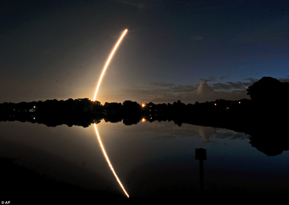 巨大UFO现身美国佛州夜空?阿特拉斯-5型运载火箭发射