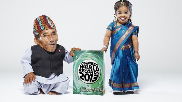 世界第一矮男丹吉(左)与世界第一矮女安吉合影。