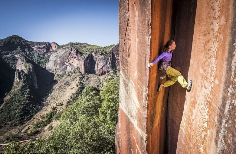 谢尔布在峭壁裂缝间徒手攀岩,如同飞檐走壁。