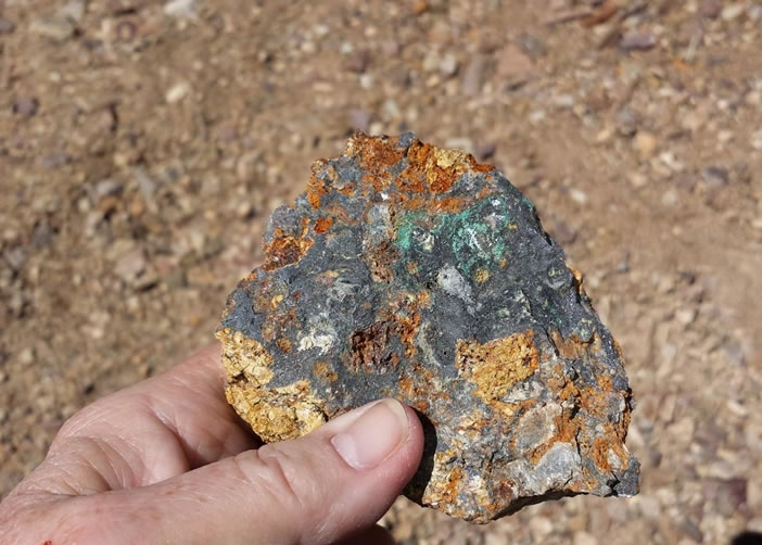 矿场内随处可发现矿石